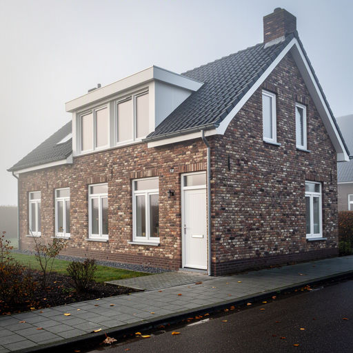 Woning met witte kunststof kozijnen aan de voorgevel in Dongen